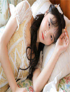 美女扒开双腿让男人捅